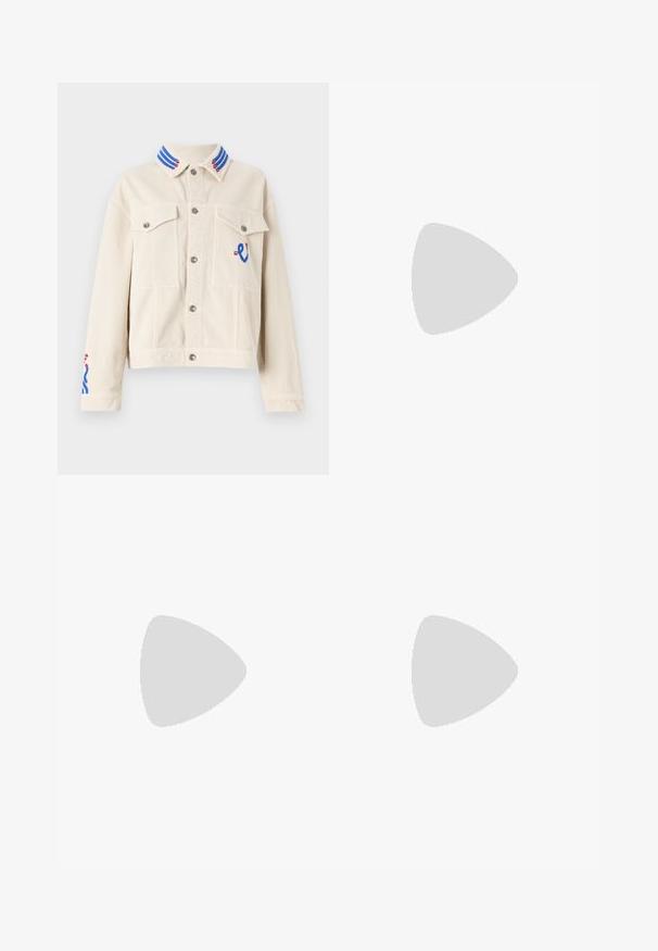 Cremfarvet corduroyjakke med kort længde, krave i blå og rød stribe, broderede detaljer, to forlommer og sølvfarvede trykknapper.; Hvid kortærmet t-shirt lavet af ribbet stof. Rund halsudskæring, almindelig pasform og subtile syninger. Ingen mønstre eller grafik.; Citizens of Humanity ANNINA - Jeans Straight Leg - westwood dark indigo; Sort læderballetsko med rund tå, glat tekstur, minimal syning og et fleksibelt såldesign.
