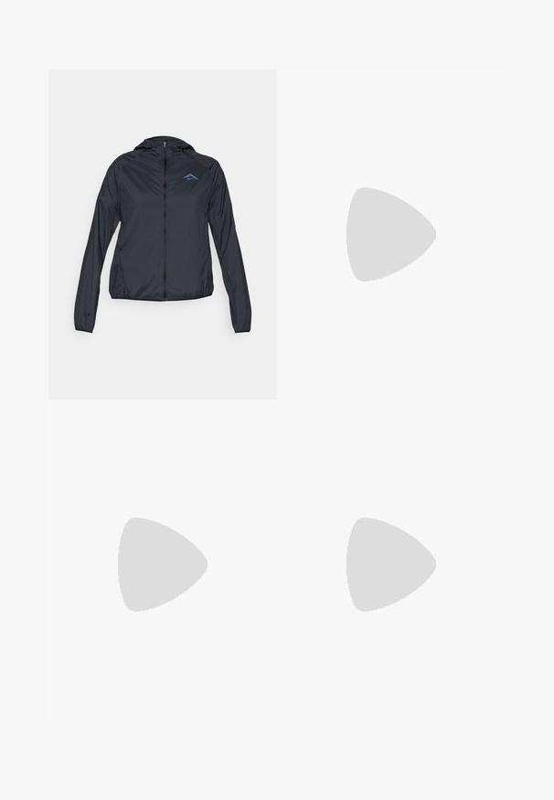 Lichte, marine blauwe windbreaker met een volledige rits, capuchon en logo op de bovenste linkerkant van de borst. Glad, waterafstotend stof.; Zwarte sportieve T-shirt van gladde stof, met een geknoopt ontwerp aan de voorkant en een klein wit Nike-logo op de borst.; Zwarte sportshorts met een elastische tailleband, met een gelaagd ontwerp en een klein wit Nike-logo aan de onderkant links. Lichtgewicht materiaal.; Zwarte Nike hardloopschoen met ademend mesh bovenwerk, witte swoosh-logo, gestructureerde details en een crèmekleurige ZoomX middenzool.