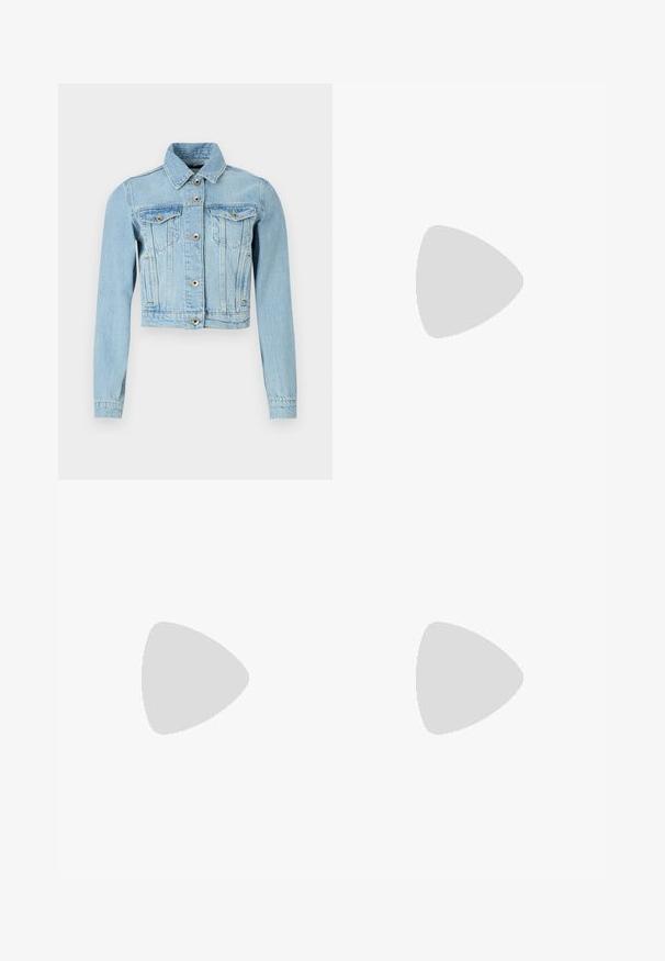 Patrizia Pepe OUTERWEAR - Chaqueta vaquera - light blue wash; Camiseta de algodón negra con cuello redondo, mangas cortas y un logo bordado en el pecho. Ajuste simple y relajado sin patrones.; Pantalones negros ajustados con un diseño de pierna recta, que presentan una textura suave y pliegues nítidos en el frente. Sin herrajes visibles.; Sandalias de tacón cuadrado en color beige con tiras delgadas y punta cuadrada. Material suave con un diseño minimalista, diseñado para facilitar su uso.