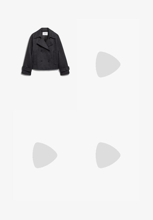 Cămașă gri, cu două rânduri de nasturi, scurtă, din lână, cu revere mari, două buzunare în față și manșete răsucite cu accente de nasturi.; Tricou alb din bumbac, cu o croială lejeră, având un mic design brodat cu steagul american pe piept. Mâneci scurte și gât rotund.; Pantaloni albi din in cu un design drept, având un front plat, două buzunare laterale și un material texturat subtil.; Cizme din piele neagră cu toc slingback, cu vârf ascuțit, toc jos și curea reglabilă pentru glezna, dotată cu un cataramă de ton auriu. Textură netedă.; Geantă din piele crem cu o formă curbată, având un detaliu din metal auriu. Curea este atașată cu un sistem de prindere din metal.
