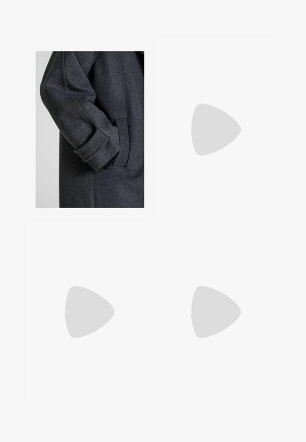 Cappotto di lana grigio scuro con silhouette aderente, polsini visibili e dettaglio con tasca laterale. Tessuto morbido e design strutturato.; T-shirt in cotone marrone, maniche corte, collo a giro, vestibilità abbastanza ampia, texture liscia, design minimalista, senza motivi o dettagli visibili.; Pantaloni larghi di colore verde scuro, con una texture liscia, cintura elastica e tasche laterali. Design semplice senza modelli o accessori visibili.; Sandali slingback neri in pelle con punta aperta, tacco basso e dettaglio in metallo circolare argentato sul lato. Tessuto liscio e design semplice.