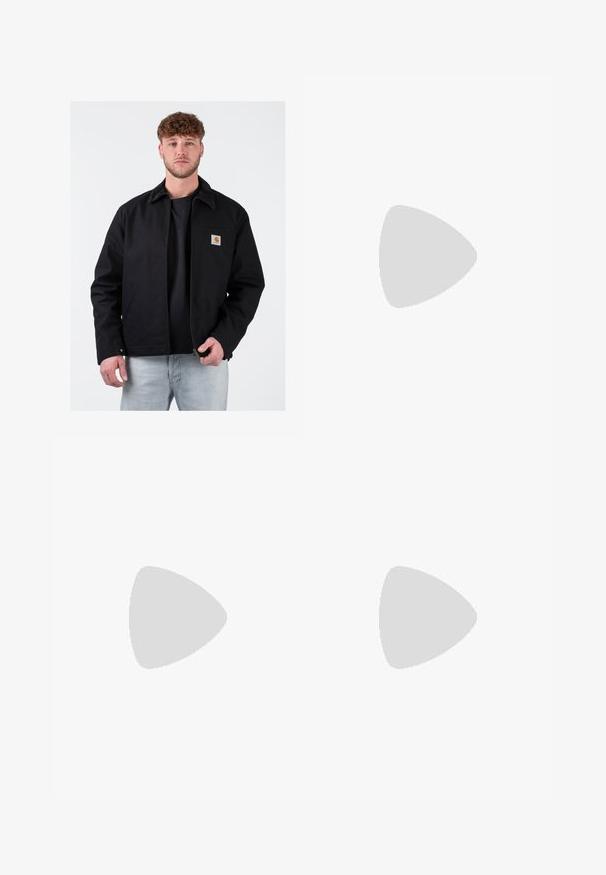 Svart jacka med krage i brunt manchester, framdragkedja, vänster bröstficka och märkeslogotyp. Bärs över en svart t-shirt och ljusblå jeans.; Vit T-shirt i bomull, med svart rund halsringning och tre svarta ränder på varje axel. Litet svart logotyp på bröstet.; Svarta syntetiska löparbyxor med elastisk midja, prydda med vita sidosträck och en liten vit logotyp på vänster höft.; adidas Performance PREDATOR FREESTYLE JUDE INDOOR FOOTBALL SHOES - Inomhusfotbollsskor - core black/silver-coloured/glory blue