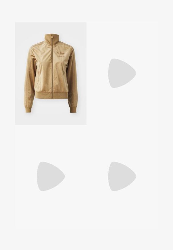 Tan velours zip-up jack met een hoge kraag. Bevat ribgebreide boorden en zoom, zijzakken en een geborduurd logo op de borst.; Witte katoen t-shirt met een zwarte ribgebreide kraag, korte mouwen, zwarte strepenaccenten en een gele glimlachende gezicht geborduurd op de borst.; Bordeaux sportieve broek van zachte stof, met een elastische tailleband, zijzakken en witte logo-accenten op de linkerheup.; Witte sneakers met lichtblauwe strepen, rubberen zool en vetersluiting. Voorzien van gouden branding en een gladde leerachtige textuur.