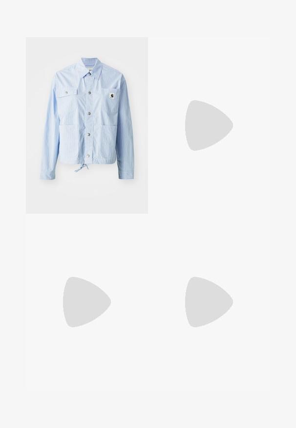 Veste rayée bleu clair avec fermeture à bouton, quatre poches avant et un ourlet à cordon de serrage. Présente une petite étiquette logo sur la poche gauche.; T-shirt en coton beige clair avec broderie d'une fleur rose et d'un logo sur la poitrine gauche. Coupe décontractée, manches courtes, design col rond.; Shorts bleu clair en tissu avec des pinstripes verticaux. Taille élastique et ourlets retroussés, mettant en valeur un style simple et décontracté.; Baskets bleu clair avec un tissu en maille, des découpes prononcées dans la semelle, et une sangle auto-agrippante sur le dessus pour un maintien sécurisé.