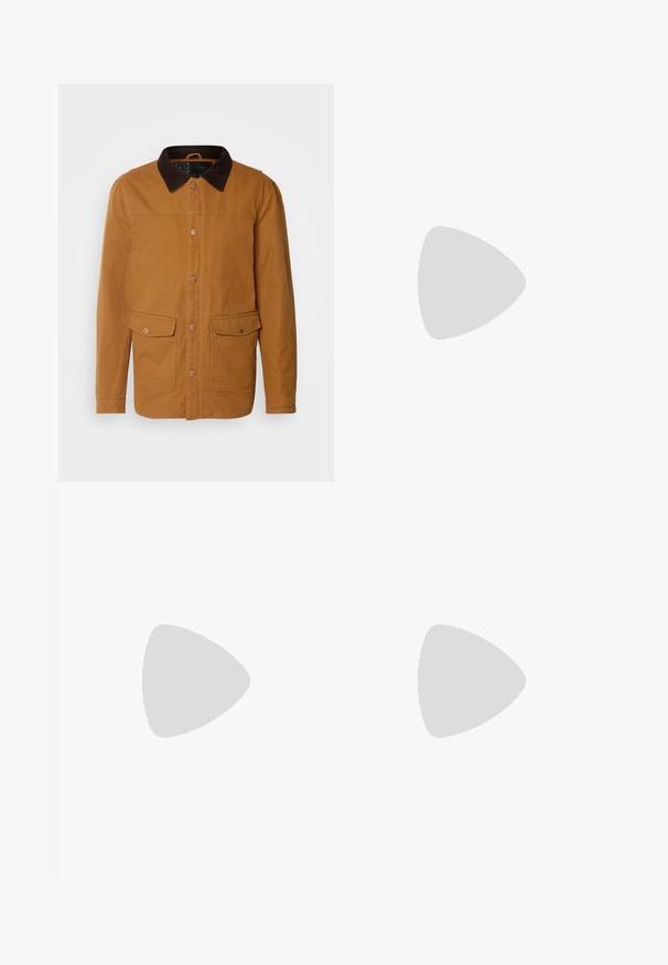INDICODE JEANS Jas - rubber; Katoenen T-shirt set met een zwarte top en een witte top, beide met korte mouwen, ronde hals en een standaard pasvorm. Textuurstof.; Witte linnen broek met een rechte pasvorm, voorzien van een knoopsluiting en standaardzakken. Gladde textuur zonder zichtbare patronen.; Witte sneakers met een gladde textuur, voorzien van bruine lederen accenten en zwarte details, gecombineerd met zwarte maatpakken. Achtergrond van houten vloeren.