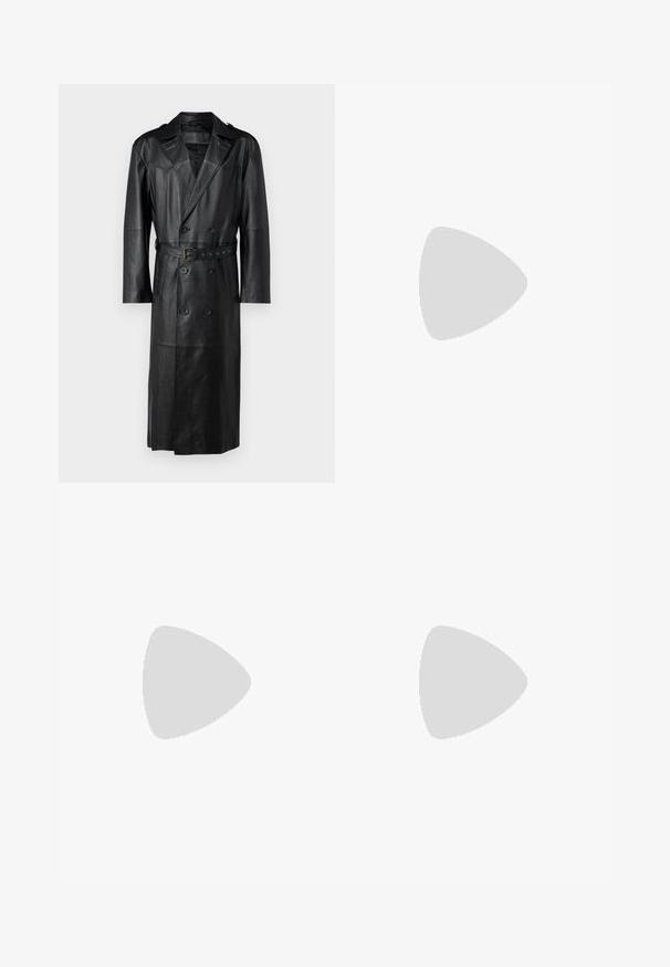 Svart läder trench coat med dubbelknäppt design, bälte i midjan och axelremmar. Slät textur och knälång.; Svart kortärmad T-shirt i bomull, med rund hals och en liten logotyp broderad på bröstet. Slät textur, standard passform.; Svarta byxor med rak ben-design, tillverkade av ett jämnt tyg. Har framfickor och en enkel knapplåsning i midjan.; Svarta läder loafers med en slät finish, prydda med en dekorativ rem och kontrastsöm, tillsammans med beiga byxor.