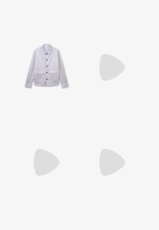 Giacca button-up di un grigio chiaro, con colletto classico, maniche lunghe, due tasche frontali e bottoni neri. Texture liscia, design minimale.; T-shirt bianco a maniche corte, realizzato in cotone morbido. Design a girocollo con una vestibilità comoda e senza loghi o motivi visibili.; Pantaloni beige a taglio dritto, con un solo bottone nero, passanti per la cintura e tasche laterali. Tessuto dalla texture liscia e design minimale.; Scarpe da ginnastica bianche e nere con suola testurizzata, caratterizzate da intagli sui lati e lacci, e una schiena imbottita per il supporto.