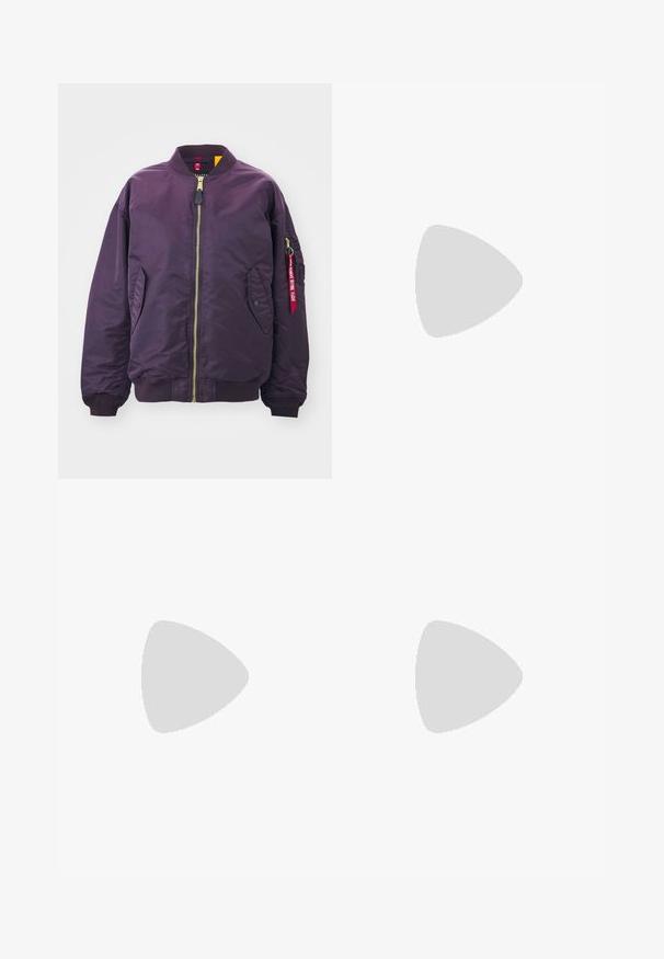 Alpha Industries CORE - Bomber jakna - plum; Črna bombažna kratkotrajna majica s kratkimi rokavi in okroglim izrezom, ki ima bele črte na ramenih in majhno belo Adidasovo logo na prsih.; Črne široke trenirke iz mehkega blaga, z elastičnim pasom in majhnim logotipom na levi strani.; Črne atletske čevlje s tremi rožnatimi črkami, zgornji del iz teksturirane usnje, črne vezalke in podrobnost z logotipom, v kombinaciji z belimi rebrastimi nogavicami na zeleni površini.