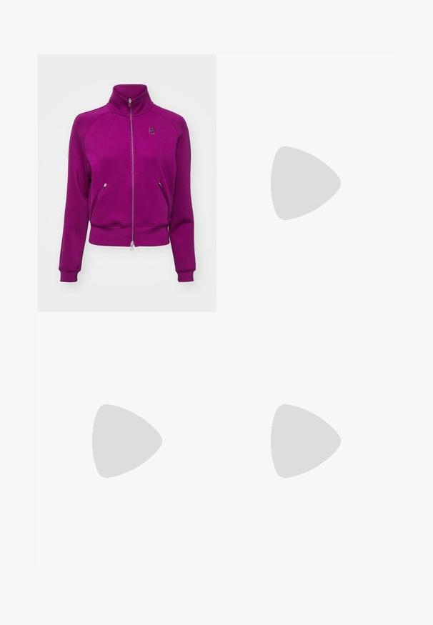 Nike Performance HERITAGE JACKET - Spordijakk - sangria; Valge soonikline T-särk ümmarguse kaelusega ja lühikeste varrukatega. Ees on väike must Nike logo. Tekstuuriga kangas ja sobiv kujundus.; Heledad beežid püksid elastse vöökoha ja roosade külgmiste paneelidega, mis sisaldavad küljetaskuid. Sile tekstuur ja sirge lõige.; Valged sportlikud kingad, millel on võrgukangas, kummist tallad ja beežid detailid. Kantud heledate sokkidega rohelisel pinnal.