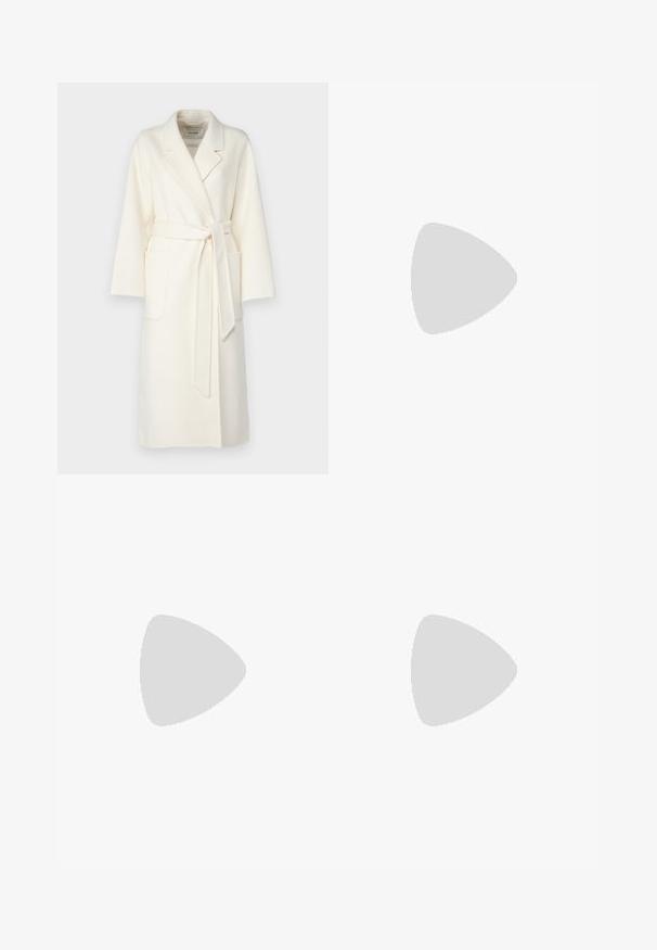 Witte wollen jas met een sjaalkraag, ceintuur en zijzakken. Heeft lange mouwen en een gestructureerde afwerking.; Witte T-shirt met korte mouwen, gemaakt van zachte katoen. Heeft een ronde halslijn en een relaxte pasvorm. Schoon ontwerp zonder zichtbare patronen of accenten.; Zwarte wijde broek van een gladde stof, met een hoge taille, nauwkeurig gestikte naden en een minimalistisch ontwerp. Geen zichtbare hardware of zakken.; Puntige crèmekleurige pump met een blokhak. Voorzien van een dunne enkelband met een ronde gesp en een soepele leren textuur.