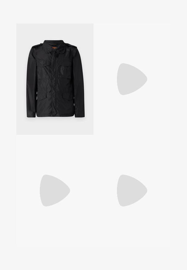 ASPESI MINIFIELD VENTO - Giacca da mezza stagione - black; T-shirt in cotone nero con collo rotondo, maniche corte e stampa bianca del logo sul lato sinistro del petto. Design semplice e monocromatico.; Pantaloni grigi su misura realizzati in tessuto strutturato, con due pieghe frontali e un design a gamba dritta. Nessuna tasca o decorazione visibile.; Mocassino in pelle nera con punta arrotondata, dettagli cuciti sottili e tacco basso, caratterizzato da una texture liscia e un design minimalista.