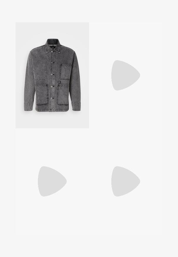 Hallhalli teksast kaelusega hall denimpliiss, ees nupuklipp, ja mitmed taskud. Silmatorkav õmblemine ja kaubamärgiga silt täiustavad disaini.; Musthave muströid ja pehmest materjalist must turtleneck, millel on pikad varrukad ja tihe istuvus. Ribaga ääris allservas ja vöökohal. Lihtne disain.; Mustad denim püksid sirge säärega, nähtava õmblusega ja eesnupuga sulgur. Sisaldab kahte küljetaskut ja kahte tagataskut.; Must beemel levalis kingad ümarate varvastega, sileda pinnaga, minimaalsete õmblustega ja madala kummist kontsaga. Logo kontsa peal.