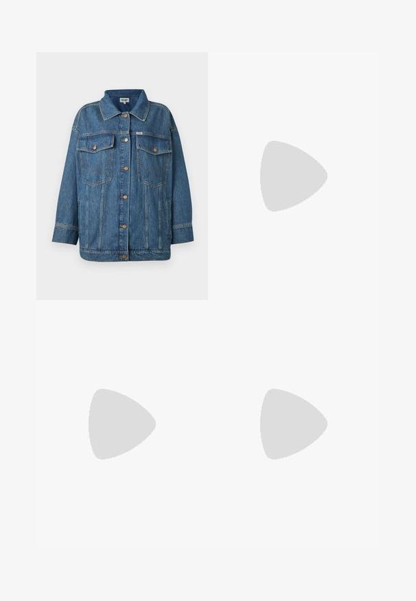 Blauwe spijkerjacket met knopenfront, twee knoop-flap borstzakken, zijzakken en contrasterende stikseldetails.; Set van drie korte mouwen t-shirts in zwart, grijs en wit. Gemaakt van katoen, met een ronde hals en een eenvoudig, effen kleurontwerp.; Wijduitlopende denim broek met een lichte naar donkere blauwe gradient, hoge taille, riemlussen en een bijpassende stoffen riem. Gestructureerde denimafwerking.; Witte platform sneakers van glad synthetisch materiaal, met een afgeronde neus, vetersluiting en een gestructureerde rubberen zool. Zwarte hielaccent.