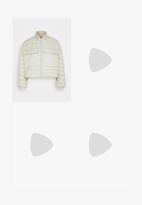 Cremefarvet cropped pufferjakke med quiltet tekstur, frontlynlås, to store snap-knaplommer og ribbede manchetter.; Hvid kortærmet t-shirt lavet af bomuld med rund hals. Glat tekstur og lige snit, ingen mønstre eller detaljer.; Sorte bukser med en glat tekstur, elastisk talje og tapered design. Har oprullede manchetter og en ren silhuet.; Sorte hælede sandal med flettet remdesign, firkantet tå og justerbar ankelrem. Lys beige fodseng med en blank sort hæl.