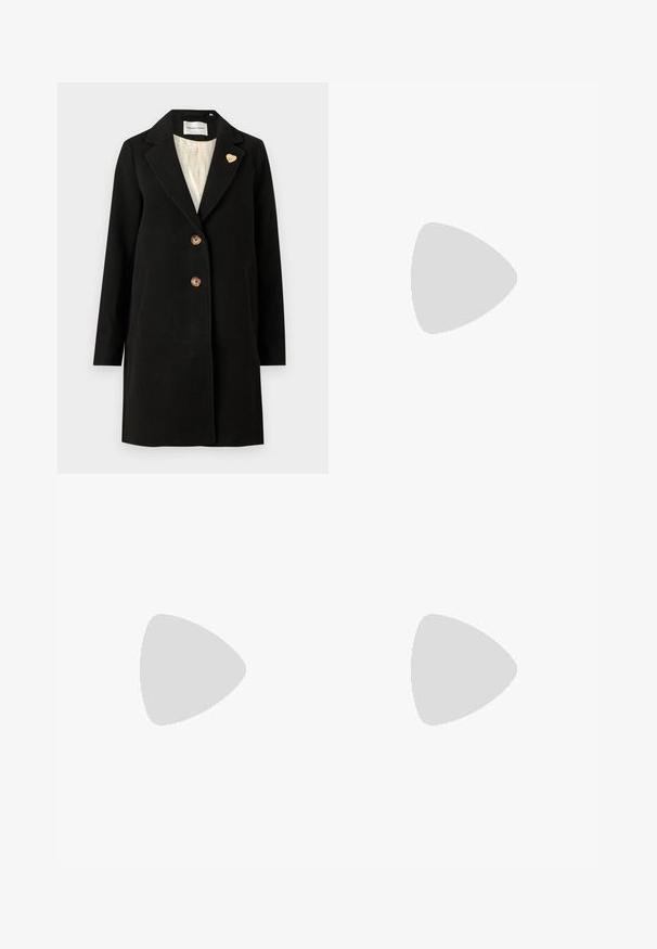 Fabienne Chapot FLORI COAT - Klasični plašč - black; Rjava kratka majica s kratkimi rokavi in okroglim ovratnikom, izdelana iz teksturiranega materiala. Ima sproščen kroj in rahlo valovit rob. Čist, minimalističen dizajn.; Bežna krojena hlače s nabori, s ravnim krojem in gladko teksturo. Pas je čist brez vidnih delov.; Bela slingback peta z ošiljenim nosom, z gladkim zgornjim delom, subtilnimi izrezi in nizkim blok petkom. Črna podplat poudarja dizajn.; COACH BROOKLYN SHOULDER BAG 23 - Torbica - maple