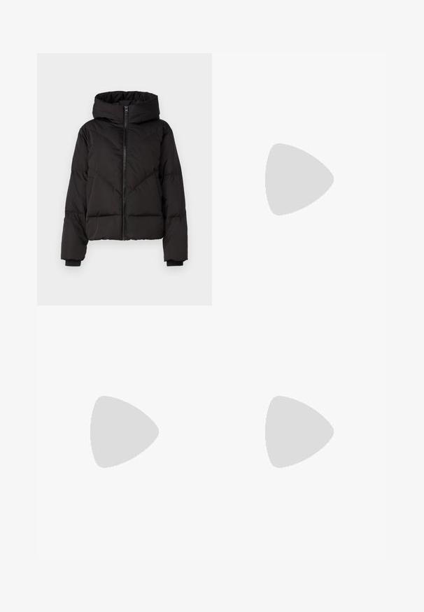 YAS YASIRIMA JACKET - Pūkinė striukė - black; JDY JDYDINEA REVERSIBLE  - Džemperis - fern; Šviesiai mėlyna džinsinė pieštuko sijonas su tiesiu siluetu, priekiniais mygtukais ir subtiliu blukimu. Apačia siekia virš kelių.; Juodos odinės aulinukės su apvalia nosimi, raišteliais priekyje ir storesniu guminio pado apačioje su tekstūruotu raštu. Priekyje yra kilputė.; Juodas odinis dėkliukas su atvarteliu ir auksinės metalinės sagties detalėmis. Įeina juodas diržas ir elegantiškas, minimalistinis dizainas.