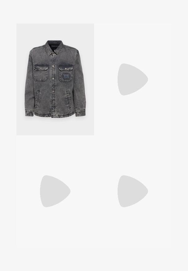 Denimska jakna v bledi sivi barvi z gumbnim zapiranjem spredaj, dvema žepoma na prsih in stranskima žepoma. Ima kontrastno oznako na levem žepu.; Črna bombažna majica s kratkimi rokavi, ki ima diagonalno roza logotip "calvin klein" natisnjen na sprednji strani. Ima okroglo izrez.; Bele, plisirane hlače s krojenim prileganjem, z gladko teksturo, z zankami za pas in ožjimi hlačnicami. Brez vidnih žepov ali vzorcev.; Črne usnjene športne copate s perforirano teksturo, okrogle toke in ravnim belim gumijastim podplatom. Imajo črne vezalke in diskreten logo ob strani.