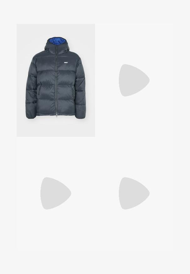 Puhasta črna jakna z zadrgo, kapuco in modrim podlogom. Ima majhen bel logotip na prsih in stranske žepke.; Nike črna bombažna majica z klasičnim okroglim izrezom, kratkimi rokavi in subtilnim, vtisnjenim logotipom na prsih. Gladka tekstura.; Črne trenirke iz mehkega materiala z elastičnim pasom, vrvico in majhnim logotipom Nike na levem stegnu.; Črne športne čevlje z teksturirano tkanino in gumijastimi podplati, ki imajo elastične vezalke ter modre poudarke na peti. Nosi se z lahkimi denim hlačami.