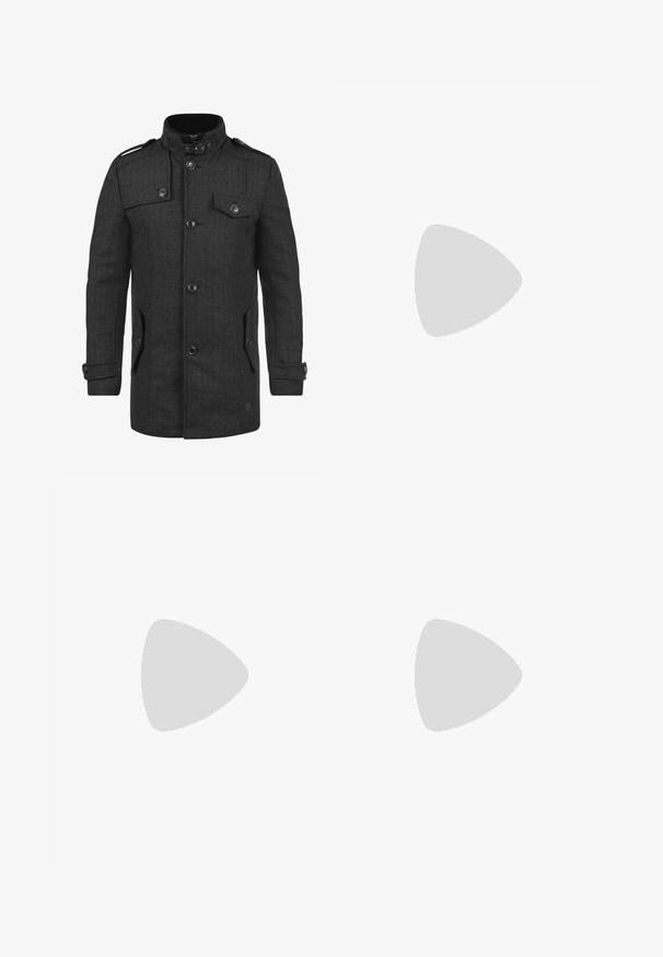 Grå fiskbensmönstrad yllekappa med ståkrage, dubbelknäppt front, fickor med lock och svarta knappar. Har axelklaffar.; Olivgrön bomull t-shirt med en stor svart Levi's-logotyp på framsidan. Klassisk rund halsringning och korta ärmar, slät textur.; Olivgrön cargobyxor tillverkade av slitstark bomull. Har flera fickor, en ficka med dragkedja på sidan, och avsmalnande ben med en något strukturerad yta.; Svarta högtopps kanvasskor med vita gummisulor och snören, med en cirkulär logotyp på sidan och kombinerade med jeans och svarta byxor.