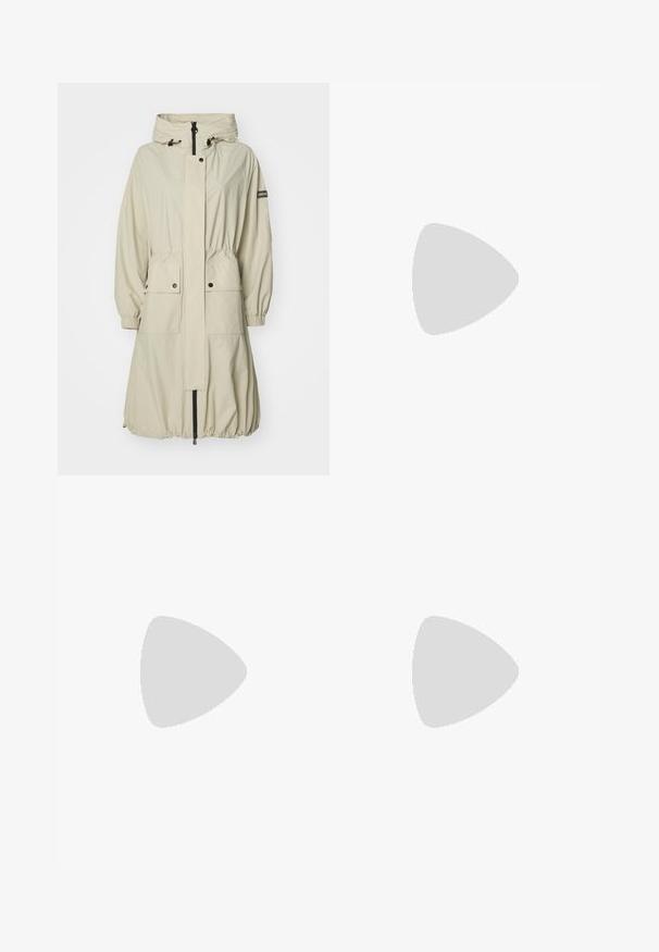 Világos bézs színű, könnyű kabát kapucnival, rugalmas mandzsettákkal, húzózsinórral ellátott derékkal, két elülső zsebbel és cipzáras záródással. Texturált anyag.; Fehér pamut póló rövid ujjakkal, kerek nyakkivágással és egy kis logóval a mellkason. Simaszerű textúra és egyenes szegély.; Krém színű, magas derekú nadrág, textúrált anyagból készült. Elülső gombos záródással és keskeny lábakkal rendelkezik.; Fehér sneaker sima bőr felsőrésszel, három tépőzáras pánttal az orrán, lekerekített orral és vastag, világos színű gumitalppal.