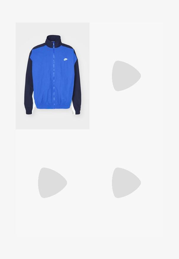 Kék és sötétkék zipzáras dzseki magas gallérral, elastikus aljjal és mandzsettákkal, fehér Nike logóval a mellkason és csíkozott ujjak díszítésével.; Három sima fehér pamut póló rövid ujjakkal. Mindegyik pólón kerek nyakkivágás található, és a bal oldalon egy kis fekete logó címke van.; Világoskék farmernadrág, laza szabással, két különálló szövetpanellel, elöl gombos zárással és széles szárakkal.; Fekete bőr edzőcipő mintás felülettel, fehér Nike logóval, szürke talppal, kerek orral és fűzős dizájnnal. Az orr részen perforációk találhatóak.