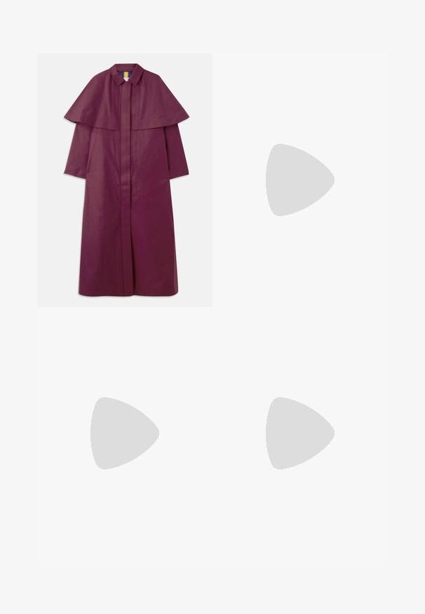 Lila langer Mantel mit einem strukturierten Cape-Design, Kragen und einem Reißverschluss vorne. Hergestellt aus einem glatten Material mit einheitlicher Textur.; Cremefarbener kabelgehäkelter Pullover mit langen Ärmeln, gerippten Bündchen und Saum, mit einem kleinen gestickten Logo auf der linken Brust.; Helle blaue Jeans im geraden Schnitt, mit fünf Taschen und einem Knopfverschluss. Sie weisen dezente Verfärbungen und orangefarbene Nähte auf.; Beige Wildleder-Ankelstiefel mit weicher Textur, gesteppten Details und einer Gummisohle, ausgestattet mit einer Schlaufe an der Ferse für einfaches An- und Ausziehen.