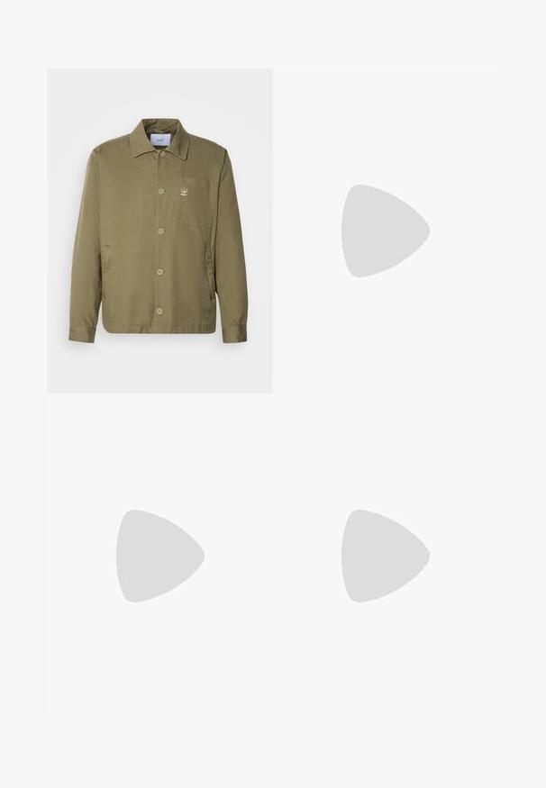 Olive roheline jakk kerget, siledast kangast. Omab kraed, nööpe, plaaster taskut ja väikest logo rinnal.; Valge lühikeste varrukatega T-särk ribakudumises. Ümar kaelus, mugav lõige, nähtavad mustrid ega aksessuaarid puuduvad. Lihtne ja mitmekesine disain.; Beige cargos, mis on valmistatud puuvillast, sisaldavad kahte küljetaskut, nööbiga sulgemist ja sirgeid jalgu, millel on kergelt tekstureeritud kangas.; Kerge jooksutoss, millel on valgest nahast ülemine osa beezide seemisnahkdetailide ja ümmarguse varbaga, ning tekstureeritud pruun kummitald.