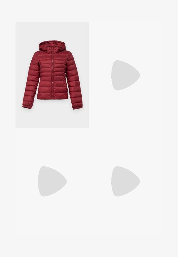 Rød dunjakke med hette, som har quiltet design, full frontglidelås og elastiske mansjetter for ekstra varme.; Hvit ermeløs tanktop laget av ribbet stoff, med rund hals og en tettsittende silhuett, med minimale sømmer og ingen dekorasjoner.; Lyseblå flared jeans laget av denim, med høy midje, fem lommer og subtil gradient fading mot kanten.; Hvit lær sneakers med perforert tåboks, teksturert såle og hvite snørebånd, paret med vide røde bukser og en blå og gul bakgrunn.; Svart lær clutch-veske med klaff og detalj i gullmetall. Inkluderer en svart stropp og et strømlinjeformet, minimalistisk design.; Sølv hoops øredobber med en tvistet design, som har en polert finish og bakstøtte. Mål omtrent 3 cm i diameter.
