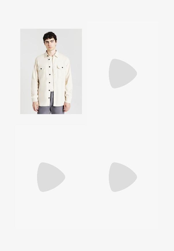 Calliope WORKER - Leichte Jacke - white; PULL&BEAR JOIN LIFE - T-Shirt basic - black; Schwarze Baumwollhose mit lockerem Schnitt, ausgestattet mit einem klassischen Bund, vorderen Falten und Seiten taschen. Glatte Textur ohne Muster.; Schwarzer Lederloafer mit grobem, rutschfestem Sohlenprofil und dekorativem Riemen über der Oberseite, seitlich links auf weißem Hintergrund abgebildet.