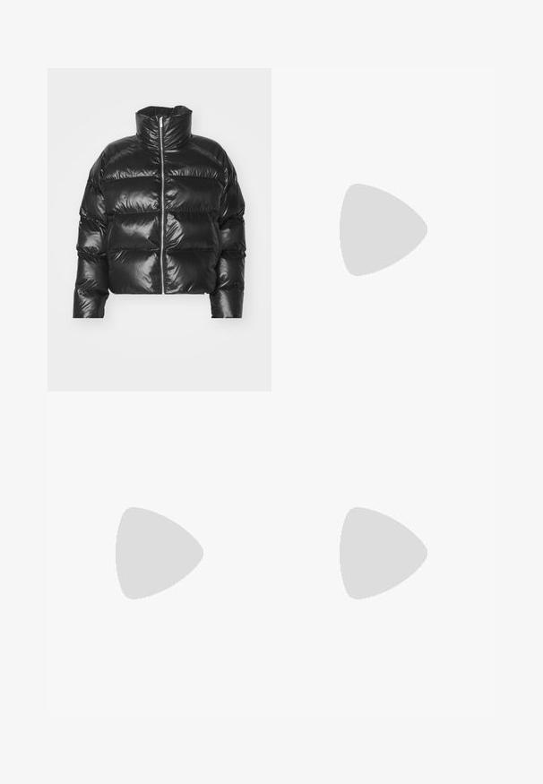 Sort cropped pufferjakke med en blank finish, høj krave og frontlynlås. Har horisontal syning og elastiske ærmer.; Sort kortærmet t-shirt lavet af bomuld. Har en rund hals, løs pasform og ren kant uden synlige mønstre eller hardware.; Sorte denimbukser med en afslappet pasform, der har en snøre i taljen og fem lommer. Glat tekstur med minimal falming og kontraststing.; Sorte og grå atletiske sko har en mesh-overdel, tykke såler og snørebånd. De har en afrundet tå og synligt dæmpningsdetalje.