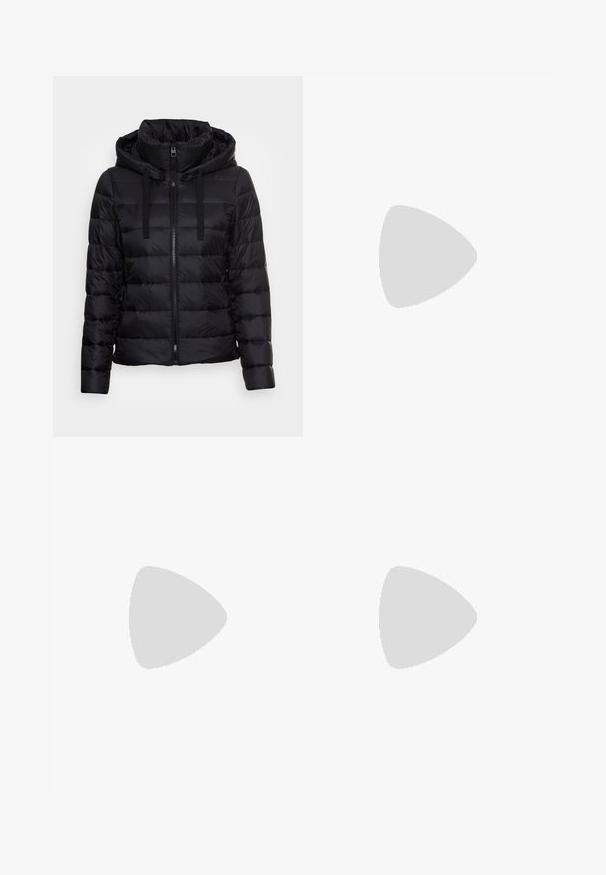 Marc O'Polo Casaco de inverno - black; T-shirt preta de mangas curtas com um decote largo. Feita de um tecido leve e suave. Design simples, sem padrões nem detalhes.; Calças pretas com um design de perna reta, apresentando dois bolsos frontais e um cós. Feitas de um tecido leve e suave.; Bota de tornozelo em couro preto com painéis laterais elásticos, sola de borracha robusta e um salto bloco alto. Apresenta uma alça na parte de trás.