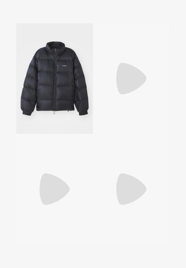 Juoda pūkinė striukė su aukštu apykakle, užtrauktuku, elastiniais rankogaliais ir logotipu krūtinėje. Sklandus, blizgus audinys su paminkštinta struktūra.; Balta medvilninė marškinėlių su apvaliu kaklu ir trumpomis rankovėmis, priekyje spausdintas auksinis EA7 Emporio Armani logotipas.; Juoda sportinė šortai, pagaminti iš minkštos medžiagos, su elastingu diržu ir maža geltona EA7 logo apatinėje kairėje kojoje.; Balti odiniai sportiniai bateliai su lygia apdaila, apvaliu pirštu, plokščiais raišteliais ir tekstūruotu padu. Pasižymi subtiliu logotipu ant kulno.