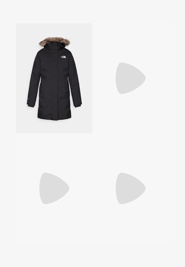 The North Face W ARCTIC PARKA - Parka - black; Šedé tričko s krátkým rukávem vyrobené z měkké, vlhkosti odvádějící tkaniny. Obsahuje kulatý výstřih a malé bílé logo na levém horním rukávu.; Černé, přiléhavé kalhoty vyrobené z pružného materiálu. Mezi funkce patří boční kapsa na zip, anatomické kolena a hladký povrch.; Černé turistické boty s mírně vyšším střihem, které mají texturovaný svršek, šedé detaily a odolnou gumovou podrážku s trakčními výstupky.