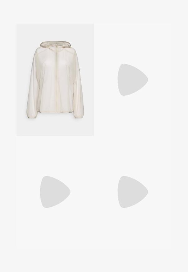 Gjennomsiktig hvit jakke med full glidelås, justerbar hette og elastiske ermer. Lett stoff med en glatt tekstur.; Svart T-skjorte med korte ermer laget av mykt stoff. Har en hvit Adidas-logo og kontrasterende hvite striper langs sidene.; Sorte leggings laget av elastisk materiale med hvite sidestriper og en liten reflekterende logo øverst til venstre.; Svarte treningssko med hvite striper, teksturert mesh-overdel og hvit såle. Brukt med rosa leggings, som viser frem treningsklær.