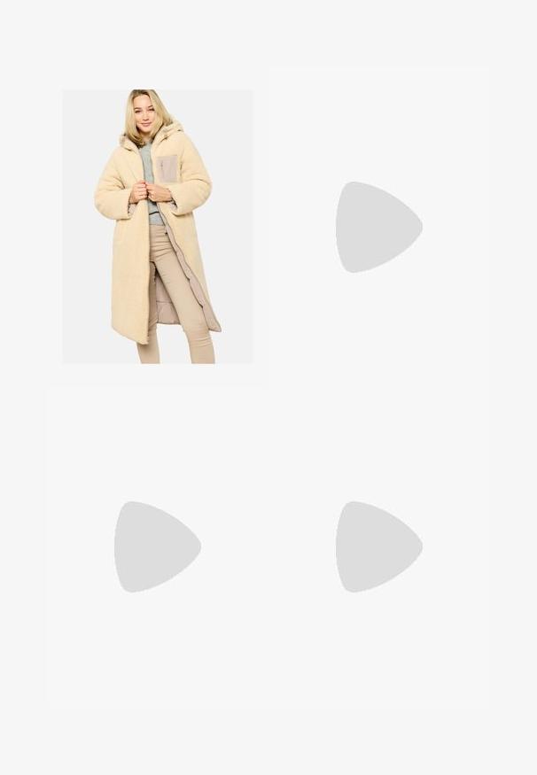 Bež dolg plašč iz teksturiranega umetnega krzna, ki ima kapuco, zadrgo spredaj in kontrastno bež žepe. Mehka, topla in večja zasnova.; Svetlo roza bombažna majica s krojem okoli vratu, ki ima srebrno vezeno logo "Calvin Klein" in diskretno zasnovo "CK" na prsih.; Svijetloplave traperice s visokim strukom, ravnih nogavica, pet džepova i malo izblijedjelom teksturom. Zatvaranje s zakovicom i gumbom.; Metalni srebrni slingback peti z nazobčenim nosom, ki ima tri široke trakove in kvadratne kovinske zaponke. Sijajna tekstura in vitka peta.; Srebrna verižica z medsebojnimi okroglimi očesi in poliranim srcastim poudarkom na sredini. Vključena je varna zaponka.