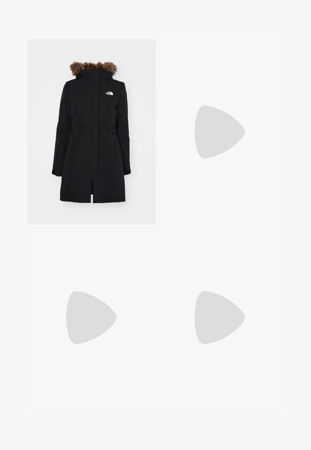 Svart parka-jakke med avtakbar hette i brun pels, justerbare snorer i midjen og to sidelommer. Har logo på brystet.; Svart langermet T-skjorte laget av bomull med rund hals. Har en liten hvit logo på venstre brystområde. Enkelt design og passform.; Svarte nylon cargo-bukser med glidelås og justerbare mansjetter, flere lommer og en logo på høyre bein. Glatt, lett tekstur.; Beige og krem joggesko med teksturert mesh-overdel, støttende overlegg og gummisåle med et mønster for godt grep.