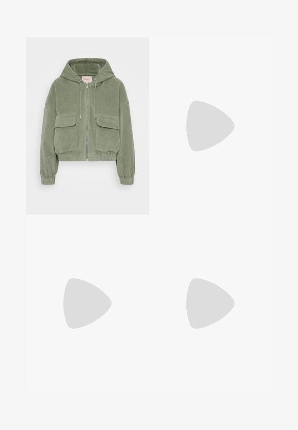 Roheline korduroy jakk kapuutsiga, lühikese disainiga, hõbedane tõmblukk ees, kaks patch-taskut rinnal ja ribasid käiste otsas.; Even&Odd Petite 2 PACK - Topp - light grey/black; Halli teksad otste kujundusega, viie taskuga stiil, kerge pleekimisega ja nööpkinnipeaga vöökoht.; Pruunid nahatooted platvormikontsad elastsete külgpaneelidega ja oranžide tõmbetuttidega, koos puusani ulatuva heleda denim-seelikuga puidust põrandal.; Hõbedane rõngas kõrvarõngas poleeritud viimistlusega, millel on väikesed kuldsed aktsendid ja ümmargune kuju, kantud lobus.