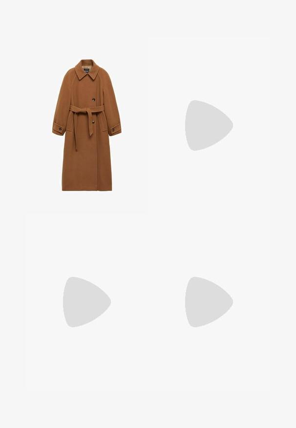 Mango Trenchcoat - brown; Crème kabelbreiselsweater met lange mouwen, geribbelde manchetten en zoom, met een klein geborduurd logo op de linkerkant van de borst.; Lichtblauwe spijkerbroek met een rechte snit, vijf zakken en een knoopsluiting. Heeft subtiele vervaging en oranje stikselaccenten.; Tamme suède enkelboots met een zachte textuur, gestikte details en een rubberen zool, met een lusvormige hak voor gemakkelijk aan- en uittrekken.