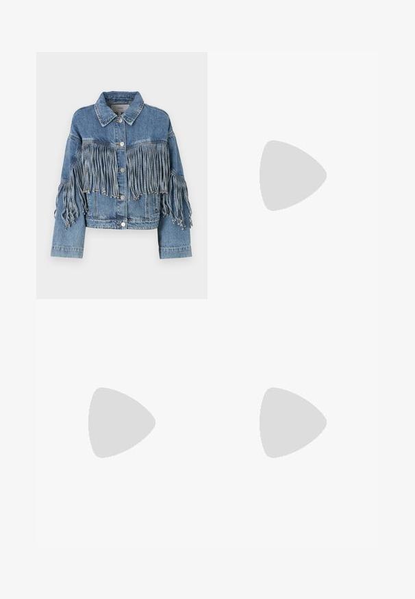YAS YASAIKO FRINGE JACKET - Jakna iz džinsa - medium blue denim; Bela rebrasta dolga majica z dolgimi rokavi in čolnasto ovratnikom. Tkanina je gladka, prilegajoča se in ima čist zaključek na manšetah in robu.; Široki denim jeans v temno modri barvi. Imajo visok pas, gumbasto zapiranje in klasičen dizajn s petimi žepi z kontrastnim šivom.; Beli visoki platneni športni čevelj z črnim gumijastim podplatom, sprednjim gumijastim zaščitnikom za prste in šestimi luknjicami za vezalke, ki se ponaša s preprostim, minimalističnim dizajnom.