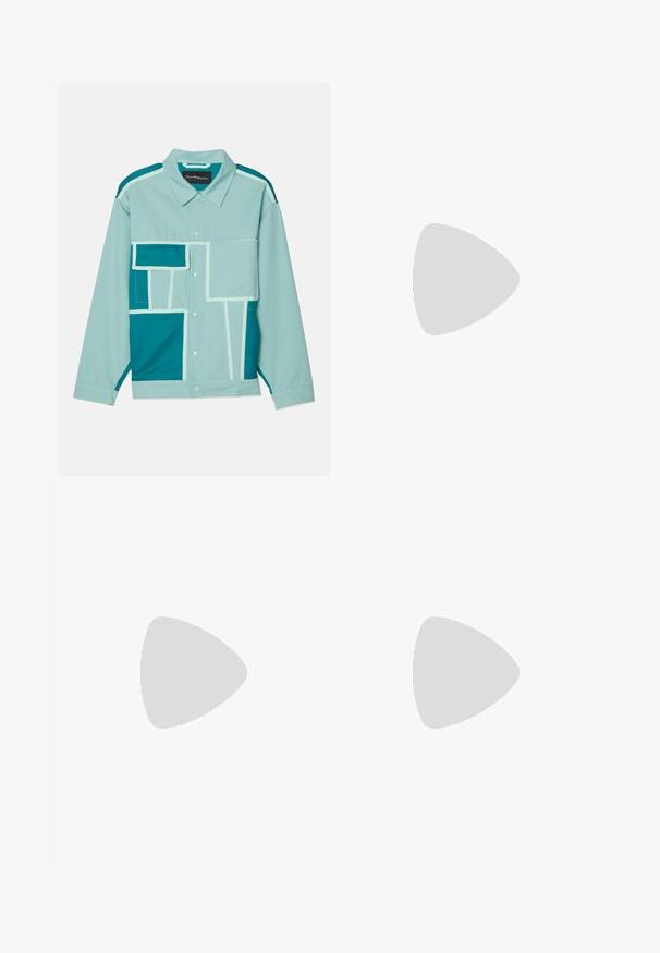Giacca azzurra chiara con pezzi di diverse sfumature di turchese. Il design include forme quadrate e rettangolari, con cuciture e bottoni a contrasto chiaro.; Filippa K BRAID - Maglione - black; Jeans in denim bianco con taglio dritto, caratterizzati da un classico design a cinque tasche, chiusura con bottone metallico e una trama sottile.; Sneakers bianchi in pelle con una texture liscia, punta rotonda, occhielli minimi e suola piatta in gomma. Design semplice senza accenti aggiuntivi.