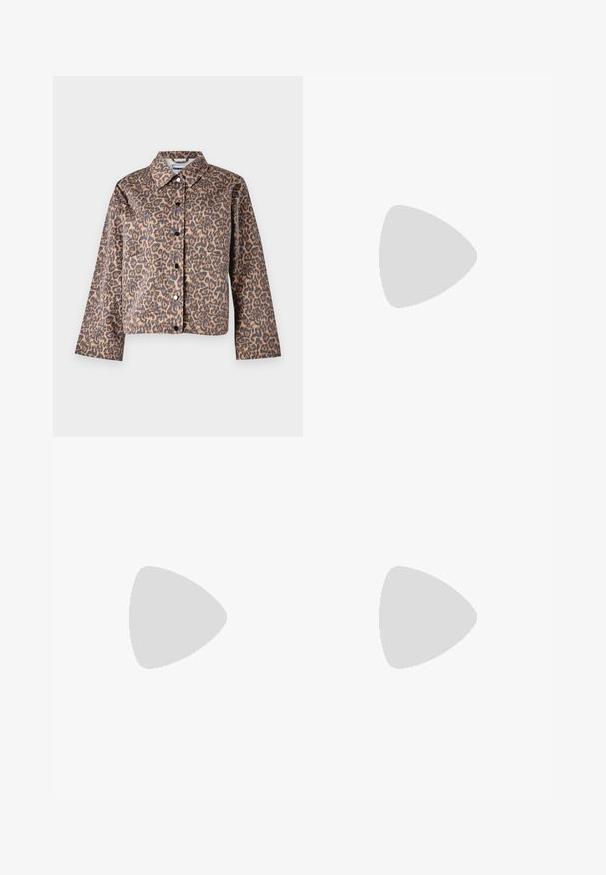 Noisy May NMHILL LEO JACKET - Džinsa auduma jaka - multi-coloured; Melna kokvilnas T-krekls ar īsām piedurknēm, kuram priekšā kreisajā pusē ir neliels rozā tauriņa grafiskais attēls. Ar apaļu kaklu un brīvā stila piegriezumu.; Melnas platās bikses ar volangām jostasvietā, ar divām sānu kabatām un gludu, vieglu audumu. Nav redzamu rakstu vai aksesuāru.; Melnas platforma siksnas ar masīviem, zolei ar iegriezumiem un daudzām siksnām, kurām ir metāla sprādzes un gluda ādas līdzīga tekstūra.