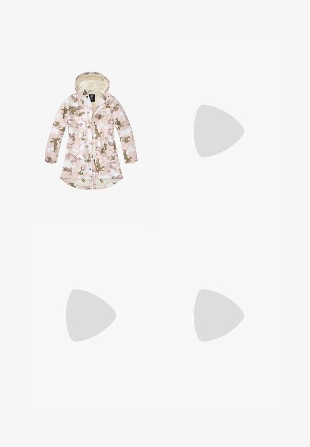 Maskáčová parka v růžových a béžových tónech, vyrobená z voděodolné látky s umělým kožešinovým podšívkou, předními kapsami a stahovacími pasem.; Krémová polo košile s dlouhým rukávem vyrobená z měkké tkaniny, s klasickým límcem a sedmi malými stříbrnými knoflíky vpředu.; Tmavě modré džíny se rovný střih, přední dvě zadní kapsy a viditelné švy podél švů a okrajů.; Černá kožená kotníková bota s špičatou špičkou, hladkým povrchem a středním blokovým podpatkem. Minimalistický design, zapínání na zip na zadní straně.