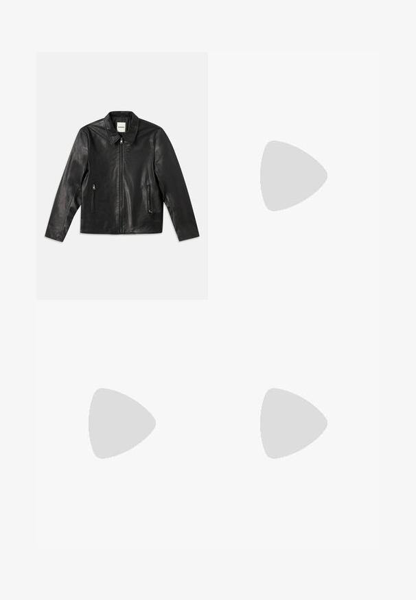 Schwarze Lederjacke mit spitzem Kragen, Reißverschluss auf der Vorderseite und zwei seitlichen Taschen. Sie hat eine glatte Textur und eine taillierte Passform.; Braun- und schwarzkariertes Hemd mit Button-Down-Kragen und einer Brusttasche, frontal vor einem weißen Hintergrund präsentiert.; Weite schwarze Denim-Hosen aus weich verarbeitetem Baumwollstoff mit einem ausgewaschenen Finish. Mit einem Knopfverschluss vorne und seitlichen Taschen.; Weiße Sportschuhe mit schwarzen Streifen, die eine samtähnliche Textur, eine abgerundete Zehe und einen Klettverschluss aufweisen. Gummisohle für besseren Halt.