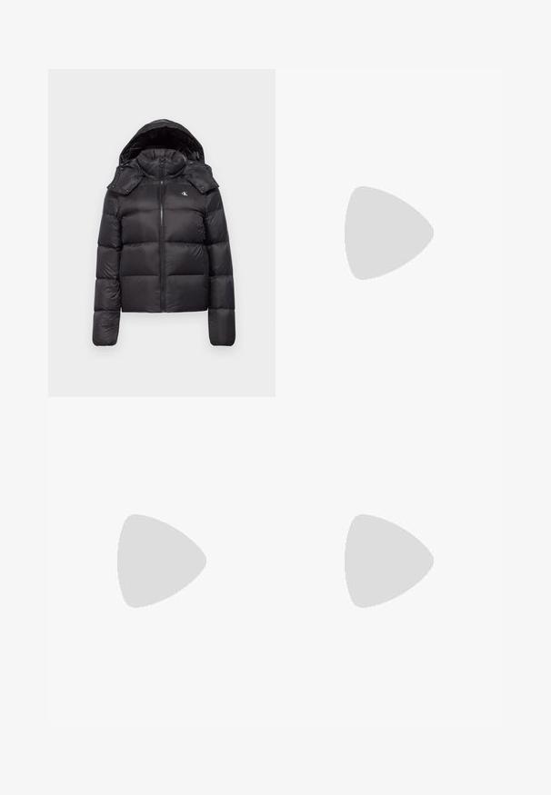 Svart puffjacka med huva, med dragkedja, quiltat mönster och en logotyp på bröstet. Mjuk, glänsande material med långa ärmar.; Svart bomullströja med korta ärmar, med en vit logotyp "Calvin Klein" tryckt över bröstet. Klassisk rundhalsdesign.; Ljust blå denimjeans med hög midja, vida ben, två sidofickor och veckad design. Mjuk textur med en blekt finish.; Schwar zeichnet sköna sneakers med rundad tå, vit plattformssula och svarta snören. Har en diskret logotyp på hälen och en mjuk struktur.