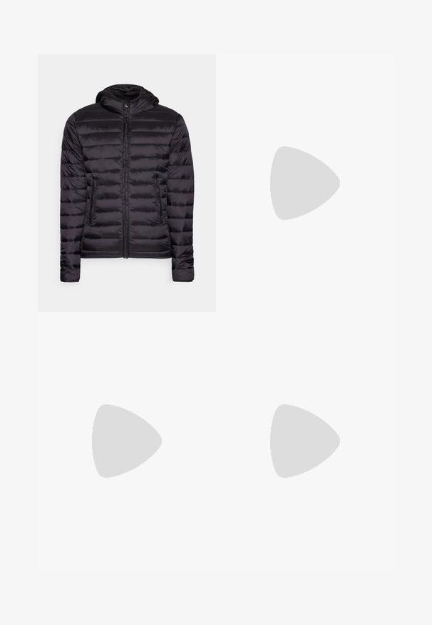 Svart lättvikts puffjacka med huva, med dragkedja och horisontellt sömnadsmönster. Slät yta, två sidofickor.; Vit t-shirt med kort ärm i mjukt tyg. Har en rund hals och en liten svart Nike-logotyp på vänster bröst.; Svarta träningsbyxor med elastisk midja, avsmalnande design, med en stor vit Nike-logotyp på vänster ben. Mjuk, lättviktig tyg.; Svarta träningsskor med en texturerad ovandel, vit Nike-logga och en vit gummisula. Har snörningsdesign och en dynamisk form.