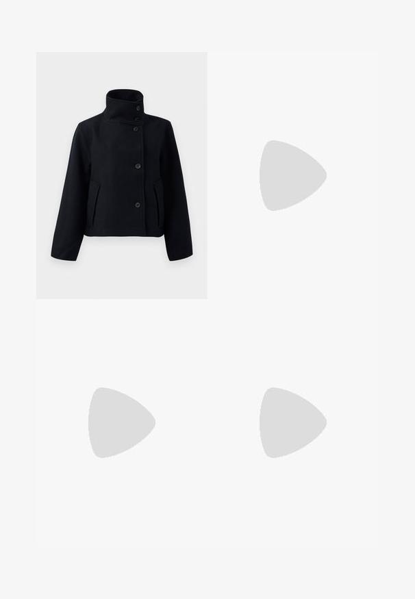 Manteau en laine noir avec un col haut, présentant une fermeture à double bouton, deux poches latérales et une silhouette ajustée.; Haut à col roulé à manches longues blanc, fabriqué en tissu lisse et extensible. Il présente un col haut et une coupe ajustée, sans motifs ni embellissements visibles.; Jeans larges bleu clair en denim, dotés d'une taille haute, d'un design à cinq poches et d'un léger dégradé pour un aspect usé.; Baskets plates blanches en matériau synthétique lisse, avec un bout arrondi, un design à lacets et une semelle en caoutchouc texturé. Accent de talon noir.