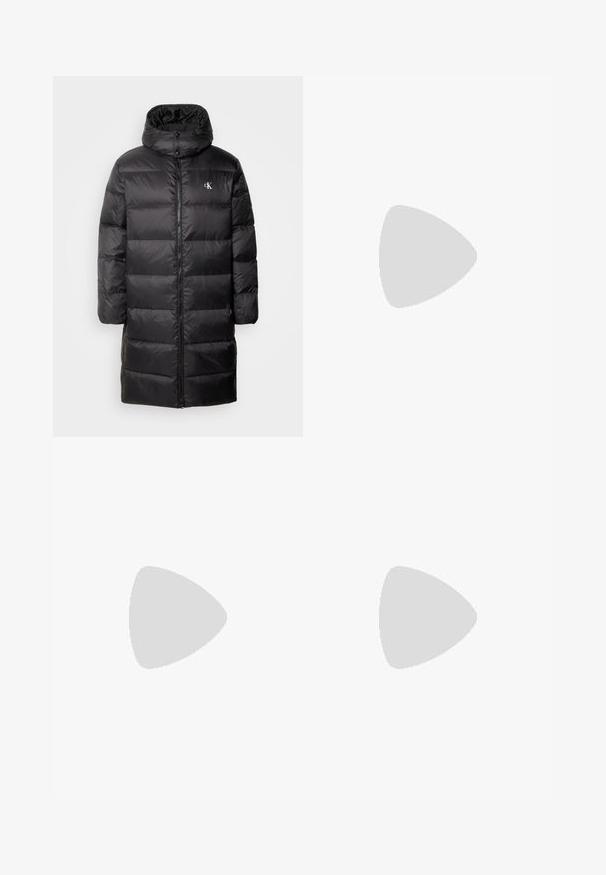 Schwarze Pufferjacke mit Kapuze, ausgestattet mit einem frontalen Reißverschluss, horizontalem Steppmuster und einem kleinen Logo auf der Brust. Texturiertes, isoliertes Material.; Weißes Baumwoll-T-Shirt mit schwarzem "CK"-Logo und dem Text "Calvin Klein Jeans", kurzen Ärmeln und einem klassischen Rundhalsausschnitt.; Blaue Denim-Jeans mit Slim Fit, mittlerer Taille, Fünf-Taschen-Design, ausgewaschenem Look und leichten Auswaschungen auf der Vorder- und Rückseite.; Schwarze Wanderschuhe mit einem geschichteten Design, strukturiertem Stoff und Gummisohle, verstärkten Bereichen und Schnürung vorne.