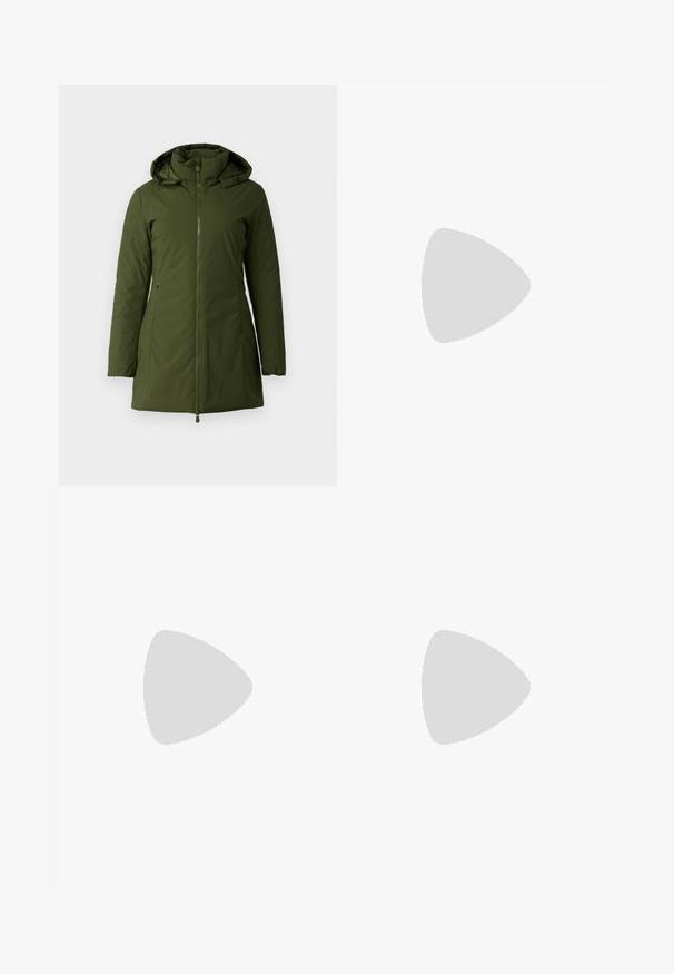 Veste isolante vert olive avec fermeture éclair sur le devant, col haut et capuche ajustable. Elle possède deux poches latérales et une texture lisse.; T-shirt en coton blanc avec un col rond, des manches courtes et un petit logo noir "Calvin Klein" sur la poitrine. Design simple, sans motifs.; Pantalon noir ajusté avec une coupe droite, présentant une texture lisse et des plis nets sur le devant. Aucune quincaillerie visible.; Slingback noir à bout pointu avec un petit talon, en cuir lisse et doté d'un design découpé sur le côté pour plus de respirabilité.