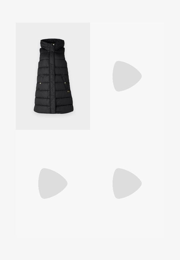 Barbour International GREYSON PUFFER GILET - Vestă - black; T-shirt negru din bumbac, cu guler rotund, mâneci scurte și un logo brodat pe piept. Design simplu, cu o croială relaxată și fără modele.; Pantaloni negri tailor-ed cu un design drept, având o textură fină și cute clare pe față. Fără elemente de prindere vizibile.; Sandale slingback din piele neagră cu vârf ascuțit, având un toc subțire și un accent de culoare aurie pe curea ajustabilă. Textură netedă.