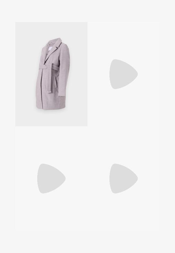 Lys grå belted frakk med krage, sidelommer og lange ermer, laget av myk, teksturert stoff, med moderne skreddersydd design.; Tre ammetoppe til gravide i hvit, grå og svart. Elastisk stoff med justerbare spaghetti-stropper og samlede sidesømmer for komfort.; Graviditetsjeans med ben i blå denim og et svart elastisk magepanel designet for å støtte og dekke en voksende buk.; Hvit sneaker laget av glatt syntetisk materiale, med avrundet tå, snøredesign, flat såle og subtil perforering.